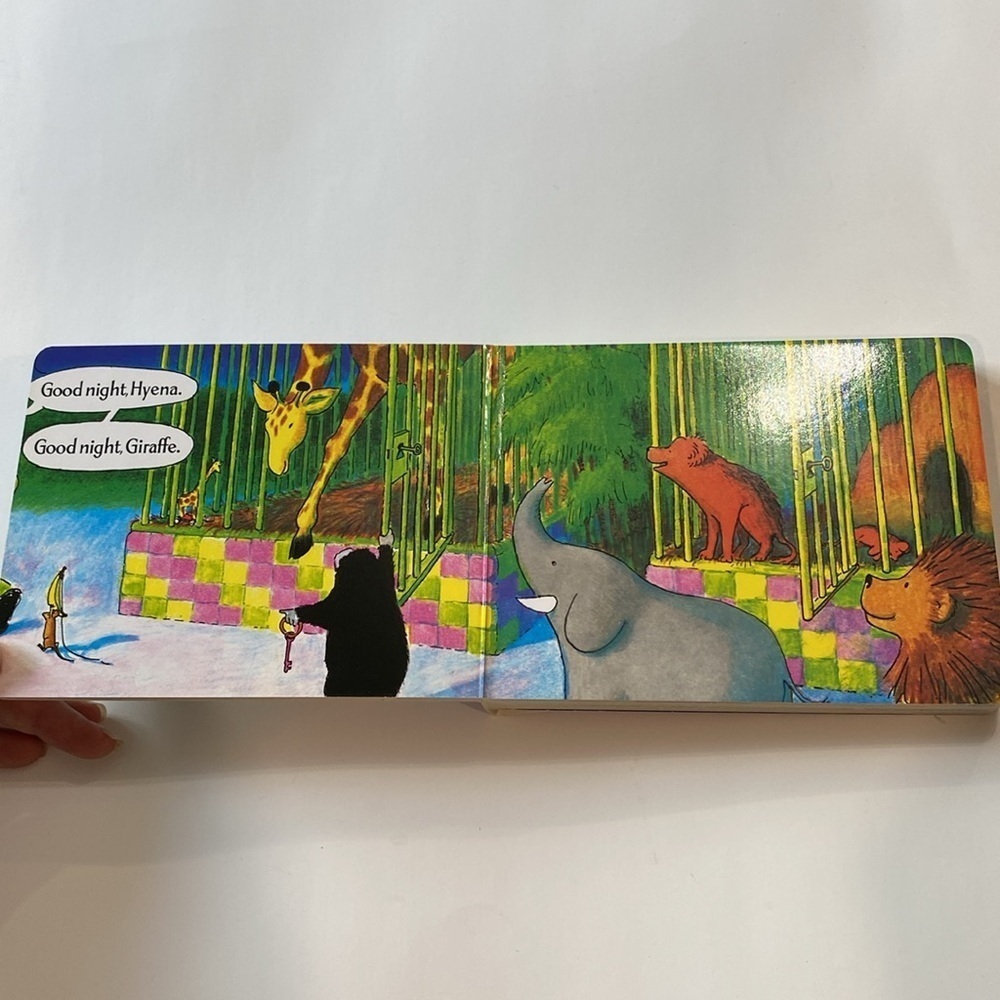 2for$10 Good night, Gorilla Book - Picture 2 of 5